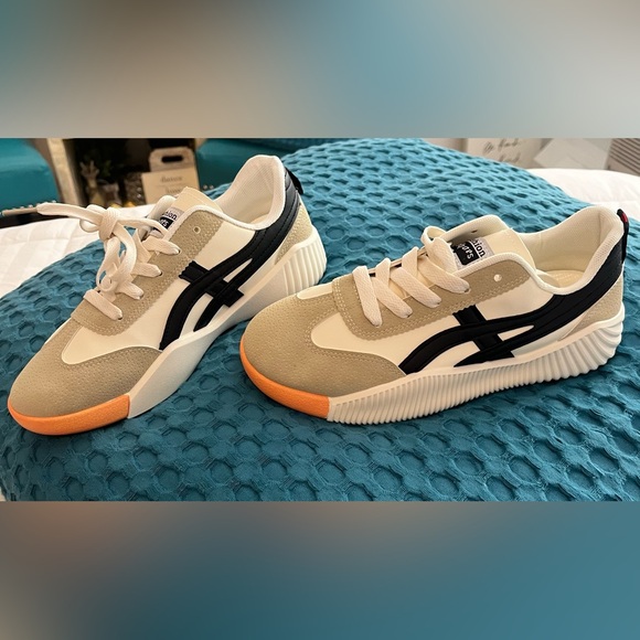 Sneakers👟👟 - Picture 1 of 3